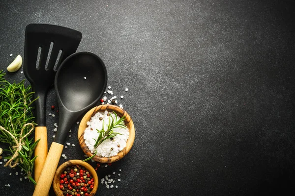 黒の食品の背景 ハーブ スパイス 健康的な料理のための器具 コピースペース付きのトップビュー — ストック写真