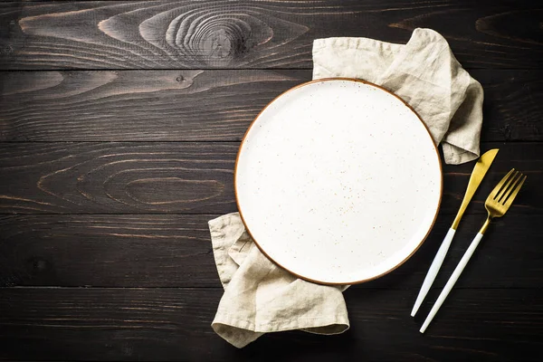 Λευκό Πιάτο Σουβλάκι Σκούρο Ξύλινο Τραπέζι Πάνω Εικόνα Προβολής Χώρο — Φωτογραφία Αρχείου