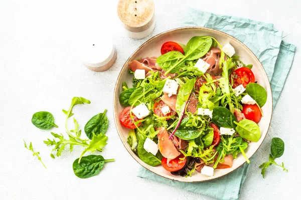 Gezonde Salade Met Groene Bladeren Tomaten Jamon Bovenaanzicht Knutselplaat — Stockfoto