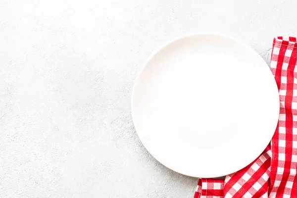 Keukentafel Met Wit Bord Rood Tafelkleed Voedselachtergrond Met Kopieerruimte — Stockfoto