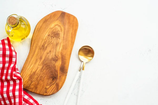 Olivenbrett Olivenöl Löffel Und Tischdecke Auf Weißem Küchentisch Essen Hintergrund — Stockfoto