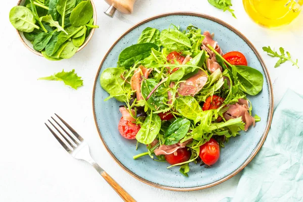 Salade Verte Aux Feuilles Fraîches Tomates Confiture Table Blanche Vue — Photo