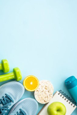 Sağlıklı yaşam tarzı, fitness ve diyet konsepti. Metin için alanı olan mavi arkaplan üzerinde düz uzandı.