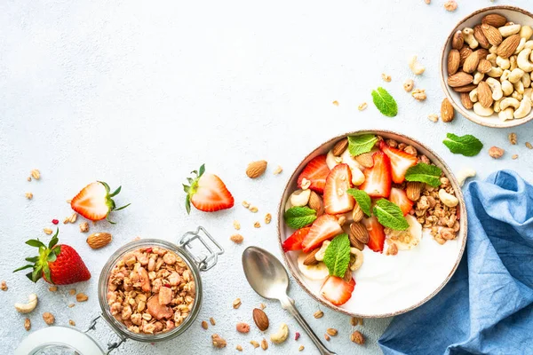 Jogurt Granolou Oříšky Jahodami Bílém Zdravá Svačinka Nebo Snídaně Ovocný — Stock fotografie
