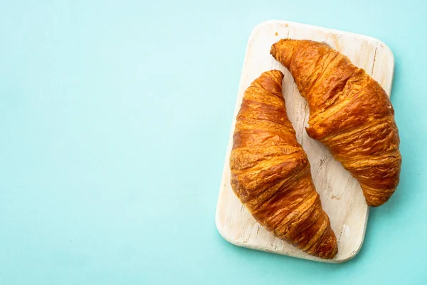 Croissant Auf Blauem Hintergrund Französische Bäckerei Flachbild Mit Kopierraum — Stockfoto