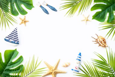 Yaz düzlüğü arka plandaydı. Yaz tatili ve seyahat konsepti. Palmiye yaprakları, deniz kabukları ve beyaz arka planda dekor.
