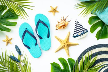 Yaz tatili, tatil ve seyahat geçmişi. Palmiye yaprakları, deniz kabukları ve beyaz üzerine dekorasyon. Kopyalama alanı olan düz.