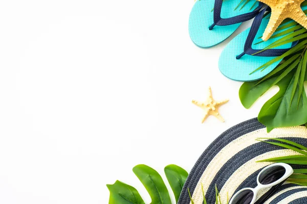 夏のフラットレイアウトの背景 夏休みと旅行のコンセプト ヤシの葉 白い背景の装飾 — ストック写真