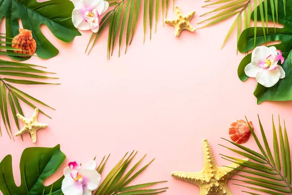 Estate Piatta Giaceva Sfondo Rosa Foglie Tropicali Foglie Palma Fiori — Foto Stock