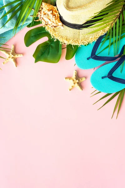 夏休みと旅行のコンセプト ピンクの背景にヤシの葉 コピースペース付きフラットレイアウト — ストック写真
