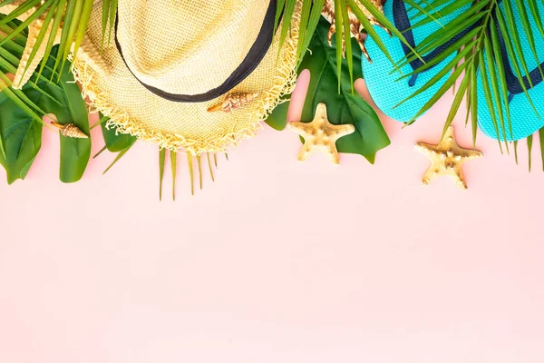 夏休みと旅行のコンセプト ヤシの葉 ピンクの背景にフリップフロップ コピースペース付きフラットレイアウト — ストック写真