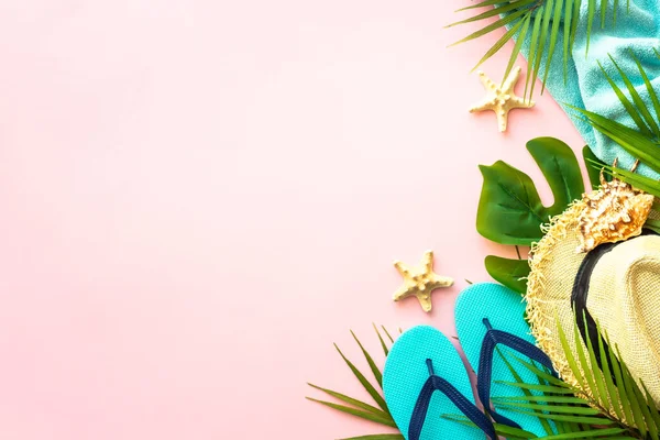 Zomer Plat Lag Achtergrond Palmbladeren Schelpen Zomerlaken Roze Achtergrond — Stockfoto