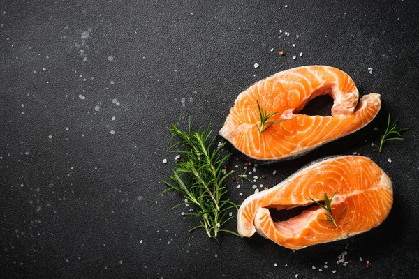 黒いテーブルの上に鮭の魚の新鮮なサーモンステーキ 健康的な脂肪食 トップ表示 — ストック写真