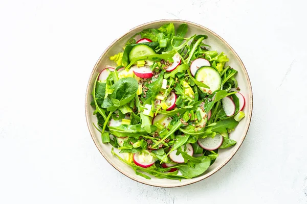 Salade Verte Aux Épinards Roquette Radis Huile Olive Sur Table — Photo