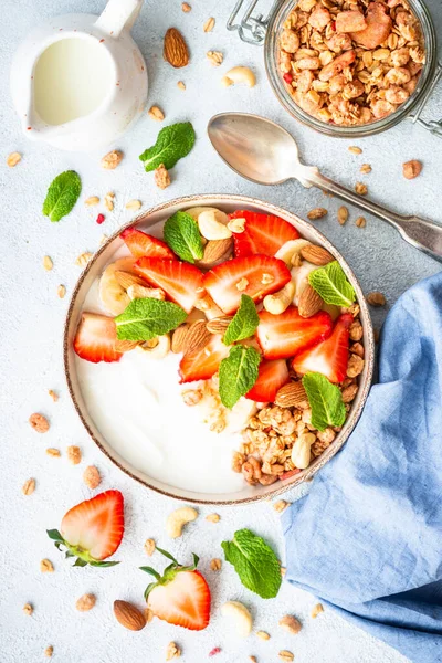 Joghurt Mit Müsli Und Erdbeeren Auf Weiß Gesundes Frühstück Ansicht — Stockfoto