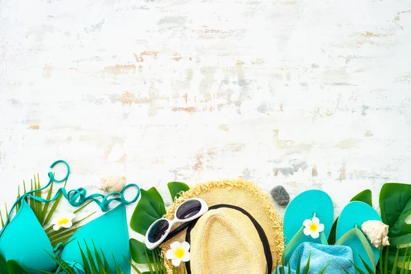夏のフラットレイアウトの背景 休暇や旅行のコンセプト ヤシの葉 フリップフロップと白のサングラス — ストック写真