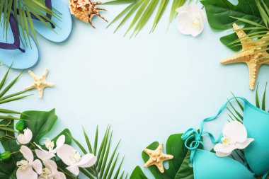 Yaz düzlüğü arka plandaydı. Palmiye yaprakları, şapka, parmak arası terlik ve mavi kabuklar. Tasarım için alanı olan yaz kompozisyonu.