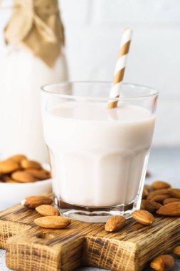 Sütsüz süt, badem sütü ve fındık. Vejetaryen ürünü.