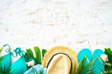 Yaz yatağı arka plan, tatil ve seyahat konsepti. Palmiye yaprakları, şapka, parmak arası terlik ve güneş gözlüğü.