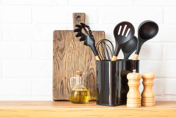 Σύνεργα Κουζίνας Εργαλεία Μαγειρικής Ξύλινες Πλακέτες Κοπής Λάδι Και Αναδευτήρα — Φωτογραφία Αρχείου