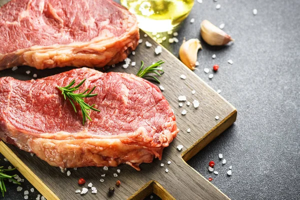 Beef Steak Spices Raw Beef Meat Cutting Board Close — Fotografia de Stock