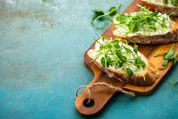 Toast Aux Micro Verts Pois Verts Fromage Crème Bleu Snack — Photo