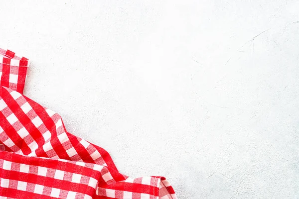 Rode Keukenhanddoek Witte Keukentafel Voedselachtergrond Met Kopieerruimte — Stockfoto