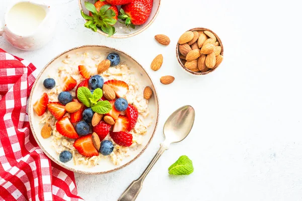 新鮮な果実とナッツとオートミールの粥 健康的な朝食 トップビュー — ストック写真