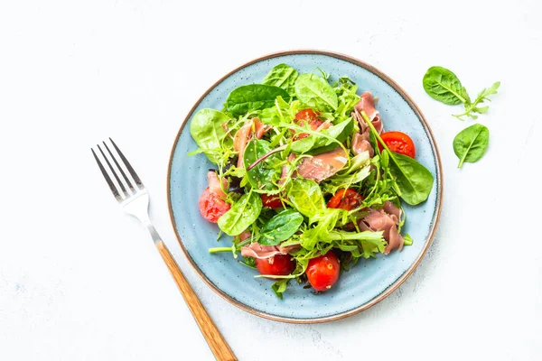 Groene Salade Met Verse Bladeren Tomaten Jamon Aan Witte Tafel — Stockfoto