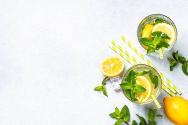 Beyaz masada cam içinde limonata. Soğuk yaz içeceği fotokopi alanı ile üst görünüm.