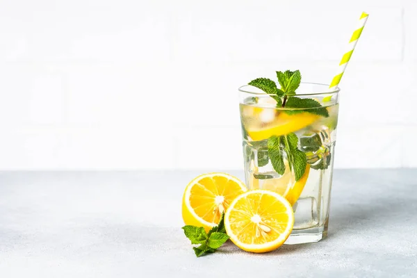 Limonade Glas Auf Weißem Tisch Mit Frischen Zitronen Und Minze — Stockfoto