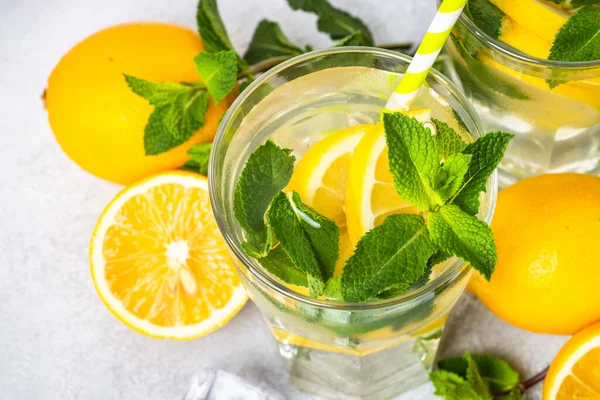 Limonada Vidro Com Ingredientes Bebida Fria Verão Com Gelo — Fotografia de Stock