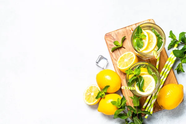 Лимонад Склянці Свіжими Лимонами Ятою Холодний Літній Напій Вид Зверху — стокове фото