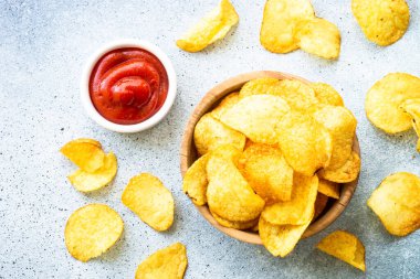 Beyaz masada patates cipsi ve ketçap sosu. En üst görüntü.