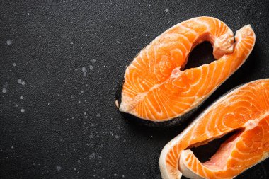 Siyah masada somon balığı taze somon bifteği. Sağlıklı yağ, diyet yiyecekler. Üst görünüm.