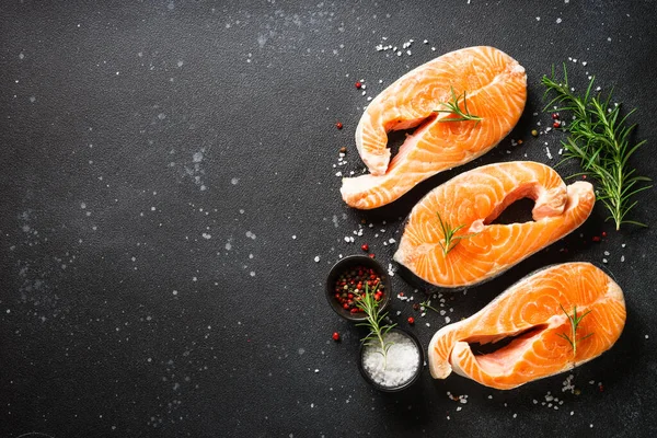 Siyah Masada Somon Balığı Taze Somon Bifteği Sağlıklı Yağ Diyet — Stok fotoğraf