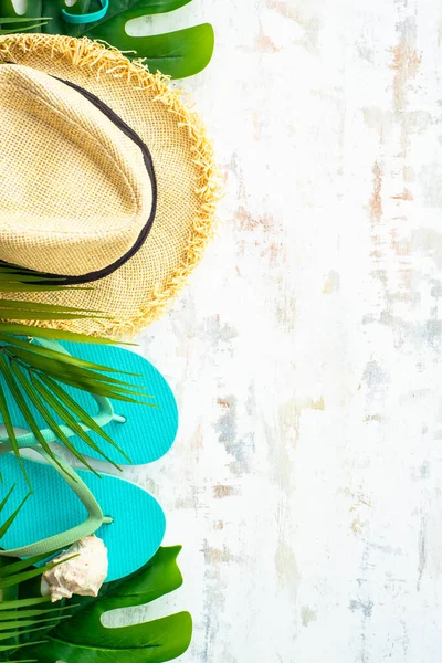 Vacaciones Verano Concepto Viaje Hojas Palma Sombrero Chanclas Conchas Sobre — Foto de Stock