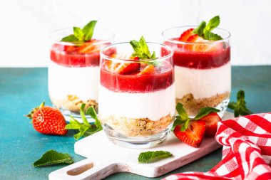 Çilekli kek, lezzetli tatlı, kavanozlarda kek yok..