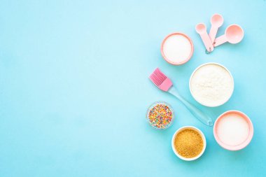 Yemek pişirme geçmişi. Mavide yemek pişirmek için gerekli malzemeler. Düz yatıyordu.