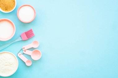 Yemek pişirme geçmişi. Mavide yemek pişirmek için gerekli malzemeler. Kopyalama alanı olan üst görünüm.