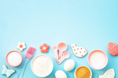 Paskalya pastası, un, kenar, şeker ve zencefilli kurabiye. Mavi üzerine üst görünüm.