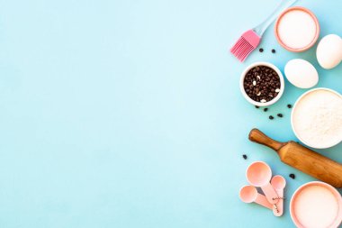 Maviyle pişirmek için gerekli malzemeler. Un, şeker, yumurta ve çatal bıçak. Metin için boşluk olan üst görünüm.