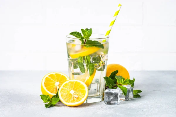 白いテーブルの上にガラスでレモンド 冷たい夏の飲み物と氷 — ストック写真