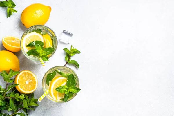 Limonada Vidro Com Limões Frescos Hortelã Verão Frio Bebida Vista — Fotografia de Stock