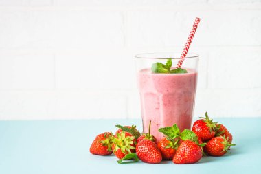 Çilekli smoothie ya da milkshake..