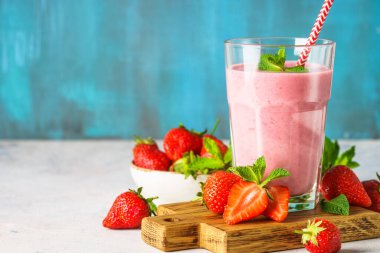 Çilekli smoothie veya taze dutlu milkshake..