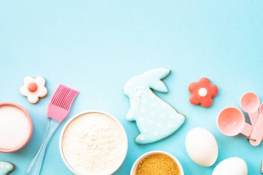 Paskalya pastası, un, kenar, şeker ve zencefilli kurabiye. Mavi üzerine üst görünüm.