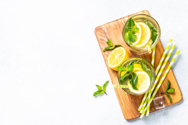 Beyaz masada cam içinde limonata. Soğuk yaz içeceği fotokopi alanı ile üst görünüm.