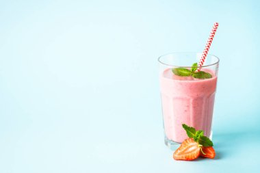 Çilekli smoothie ya da milkshake..