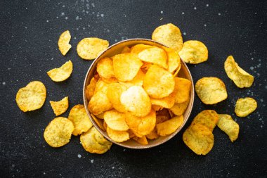 Siyah taş masadaki çipler. Üst görünüm.